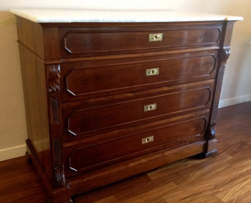 Restauro cassettone noce con piano marmo