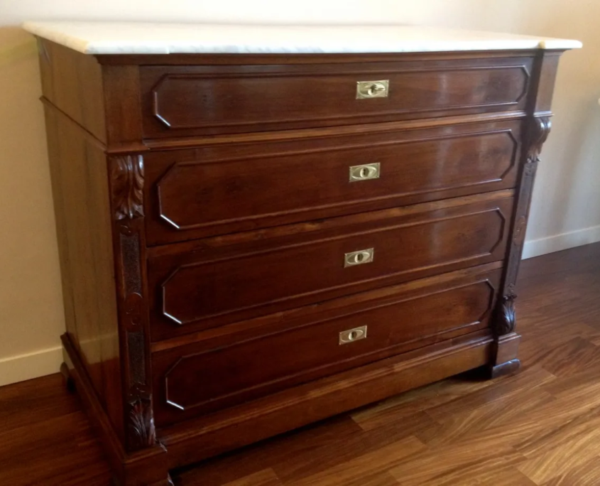 Restauro cassettone noce con piano marmo