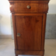 Comodino Luigi Filippo in noce dopo il suo restauro.