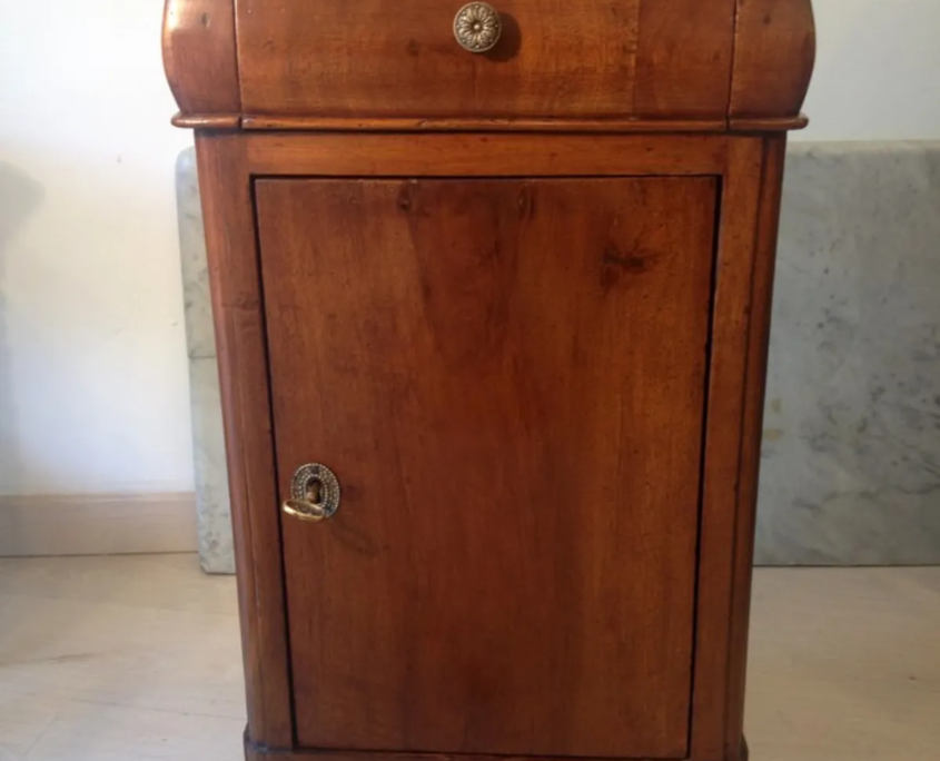 Comodino Luigi Filippo in noce dopo il suo restauro.